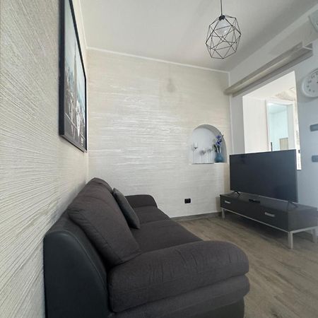 Casa Alessio - Elegante Appartamento Nel Cuore Di Cesano Maderno Εξωτερικό φωτογραφία